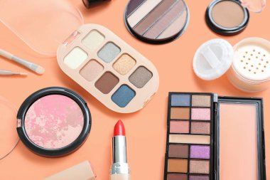 Renk arkaplanında göz farı olan dekoratif kozmetik ürünleri, yakın plan