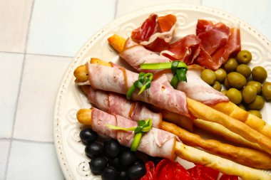 Beyaz fayanslı lezzetli İtalyan Grissini tabağı, yakın plan.