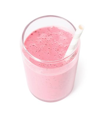 Beyaz arka planda saman bulunan lezzetli pembe smoothie.