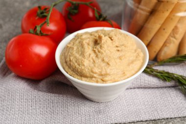 Masada lezzetli humus olan bir kase, yakın plan.