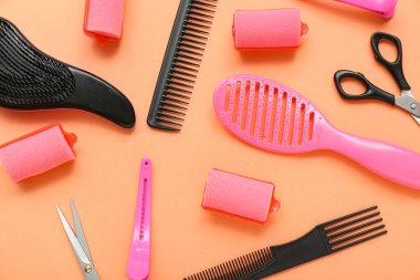 Kırmızı arka planda kuaför aksesuarları olan kompozisyon, yakın plan.