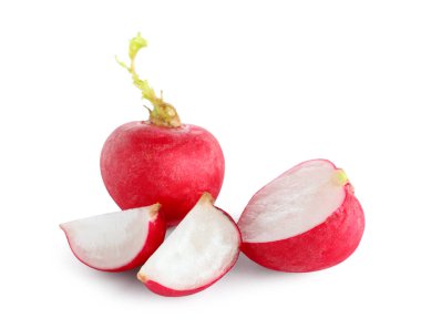 Beyaz arkaplanda taze kesilmiş turp izole edildi