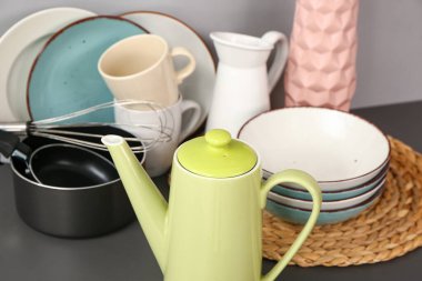 Çaydanlıklı kompozisyon ve siyah masada farklı mutfak malzemeleri.