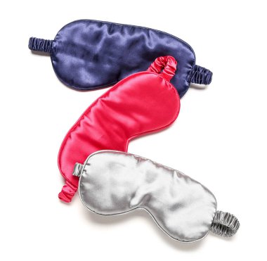 Beyaz arka planda izole edilmiş farklı uyku maskeleri