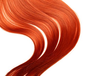 Beyaz arka planda kızıl saç teli, yakın plan.