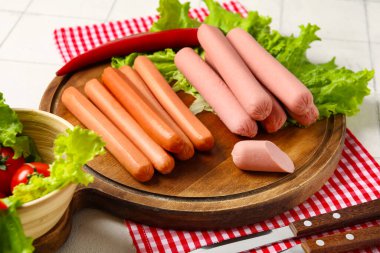 Lezzetli sosis ve salatalı kase.