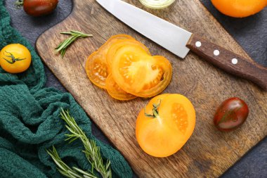 Koyu arkaplanda farklı taze domatesler olan tahta.