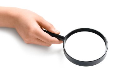 Beyaz arkaplanda izole edilmiş büyüteçle kadın eli