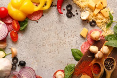 Gri arkaplanda pizza hazırlamak için malzemeden yapılmış çerçeve
