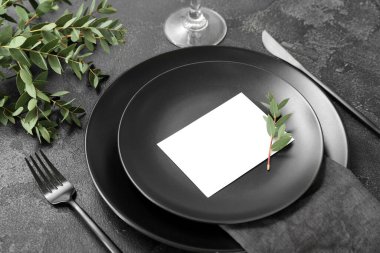 Grunge siyah arkaplan üzerinde boş kart ile şık tablo ayarı