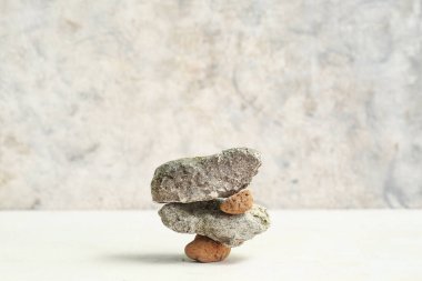 Işık zemininde dekoratif taş podyum