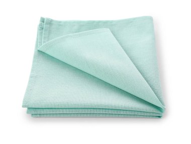 Katlanmış temiz peçeteler beyaz arkaplanda izole edildi