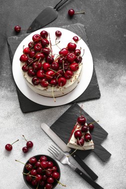 Arkaplanda lezzetli vişneli pasta olan tahtalar