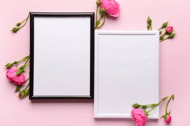 Pembe arka planda çiçekli boş fotoğraf çerçeveleri
