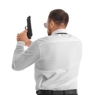 Beyaz arka planda silahlı bir erkek polis memuru.