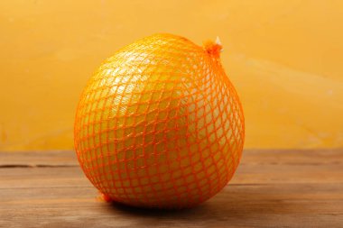 Ahşap masada filede taze nar meyvesi.