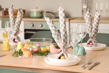 Mutfaktaki Paskalya kutlaması için güzel bir masa.