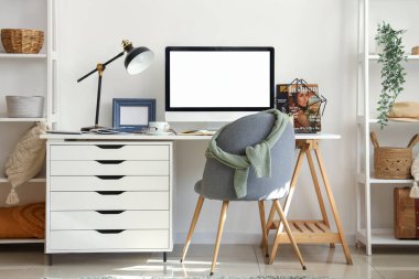 Modern ofis, şık işyeri, sandalye ve raf üniteleri.