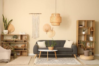 Bambu bitkisiyle modern odanın içi