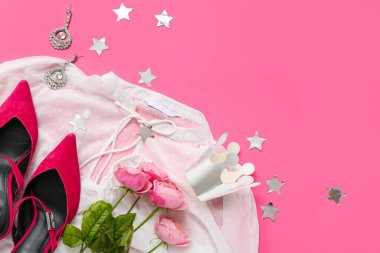 Pembe arka planda gül, taç ve küpeli bir kadın balo kıyafeti.