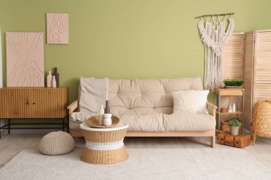 Oturma odasının iç dekorasyonu çok şık.