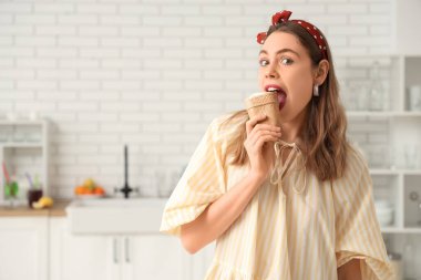 Vanilyalı dondurmayı evde yiyen genç bir kadın.