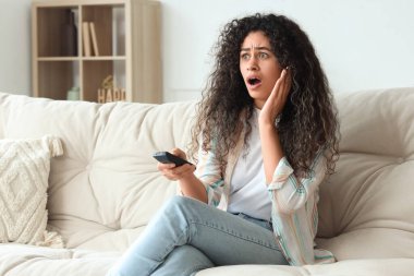 Genç Afro-Amerikan kadını evinde televizyon izlerken şok etti.