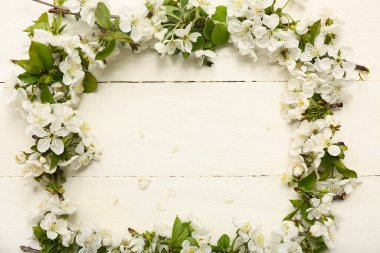 Beyaz ahşap arka plan üzerinde güzel çiçek dalları yapılmış çerçeve