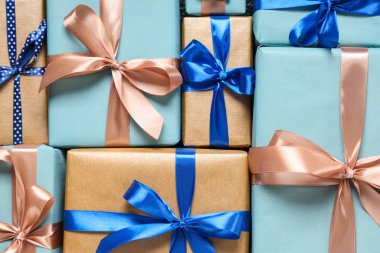 Arkaplanda hediye kutuları. Babalar günü kutlaması. Üst görünüm