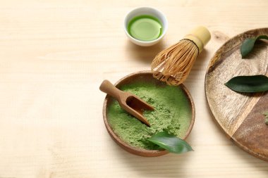 Bir kase kibrit tozu ve ahşap arka planda chasen ile çay.