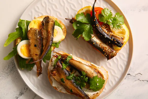 Beyaz mermer arka planda tütsülenmiş lahanalı lezzetli sandviçler.