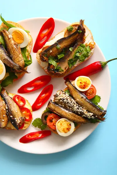 Mavi arka planda tütsülenmiş lahanalı lezzetli sandviçler.