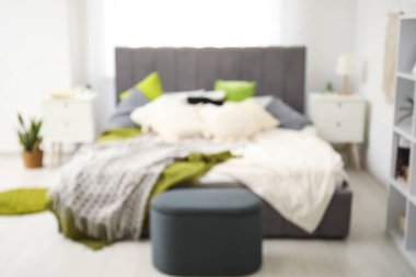 Şık yatak odası, yatak odası, komodin ve raf ünitesi, bulanık görüş.