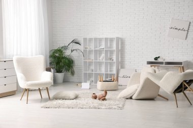 Ters dönmüş koltukları olan dağınık bir oturma odası.