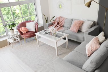 Koltukları ve koltukları olan bir oturma odası.