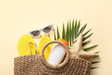 Bej arka planda plaj aksesuarları olan güzel bir kompozisyon