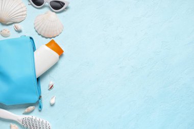 Mavi arka planda metin Makyaj up, deniz kabukları ve güneş kremi ile kozmetik çanta