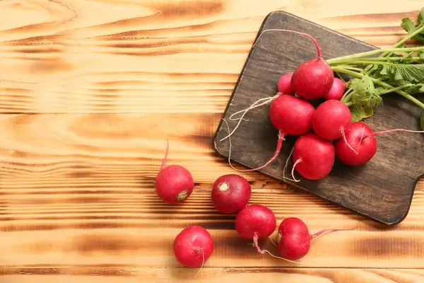 Ahşap zemin üzerinde taze turplar olan tahta