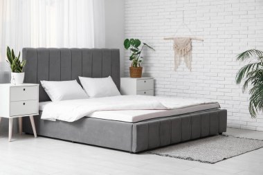 Yeni ortopedik şilteli battaniyeli ve şık yataklı oda