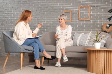 Psikologların ofisindeki kanepede oturan genç kız.