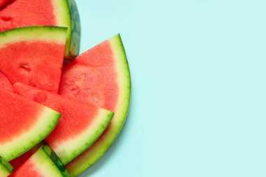 Turkuaz arka planda tatlı karpuz parçaları