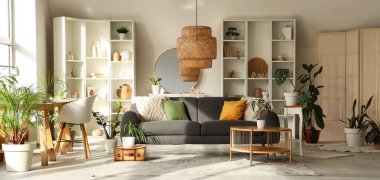 Kanepesi, işyeri, masası ve rafları olan şık bir oturma odası.