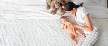 Anne, bebeğini sütle besliyor.