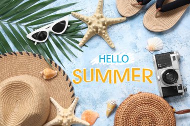 Mavi grunge arka planda deniz yıldızları ve plaj aksesuarlarından yapılmış çerçeve