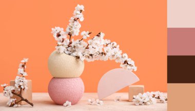 Renkli arka planda güzel çiçek açan ağaç dalları olan vazo