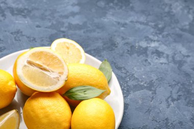 Mavi grunge arka planında taze limon tabağı