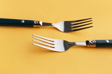 Sarı arkaplanda şık çatallar