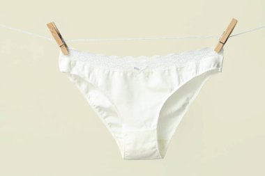 İpte sallanan kadın külotu