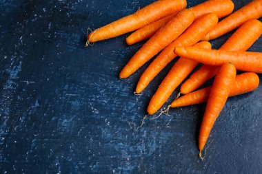 Mavi arka planda bir sürü taze havuç