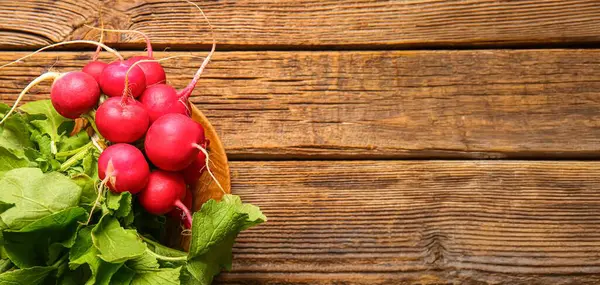 Tahta zemin üzerinde taze turp, metin için boşluk, üst görünüm